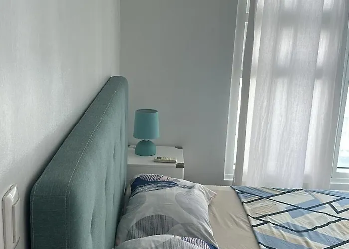 Cozy 2 Bedroom In A Prime Area Apartment *